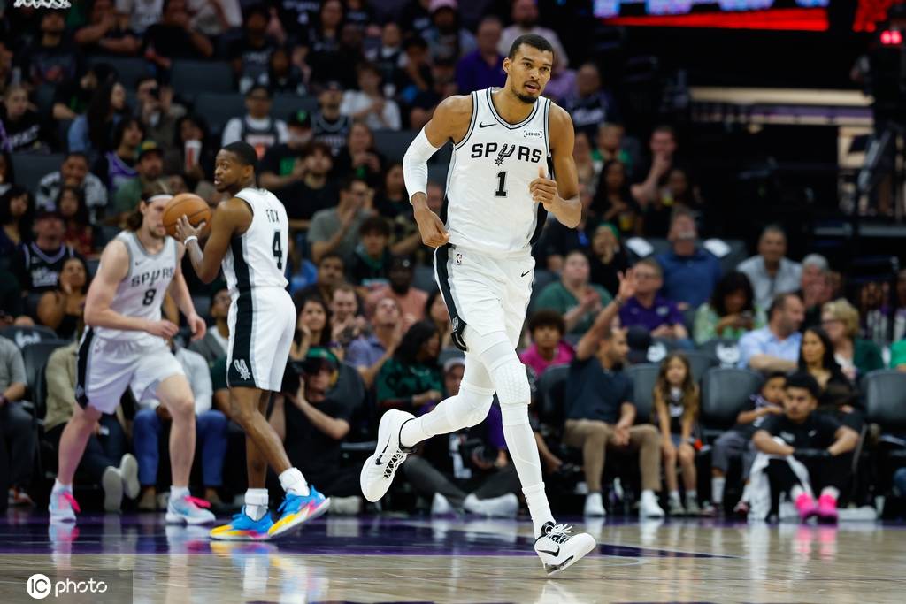 文班亚马18分约翰逊18分 马刺狂胜国王